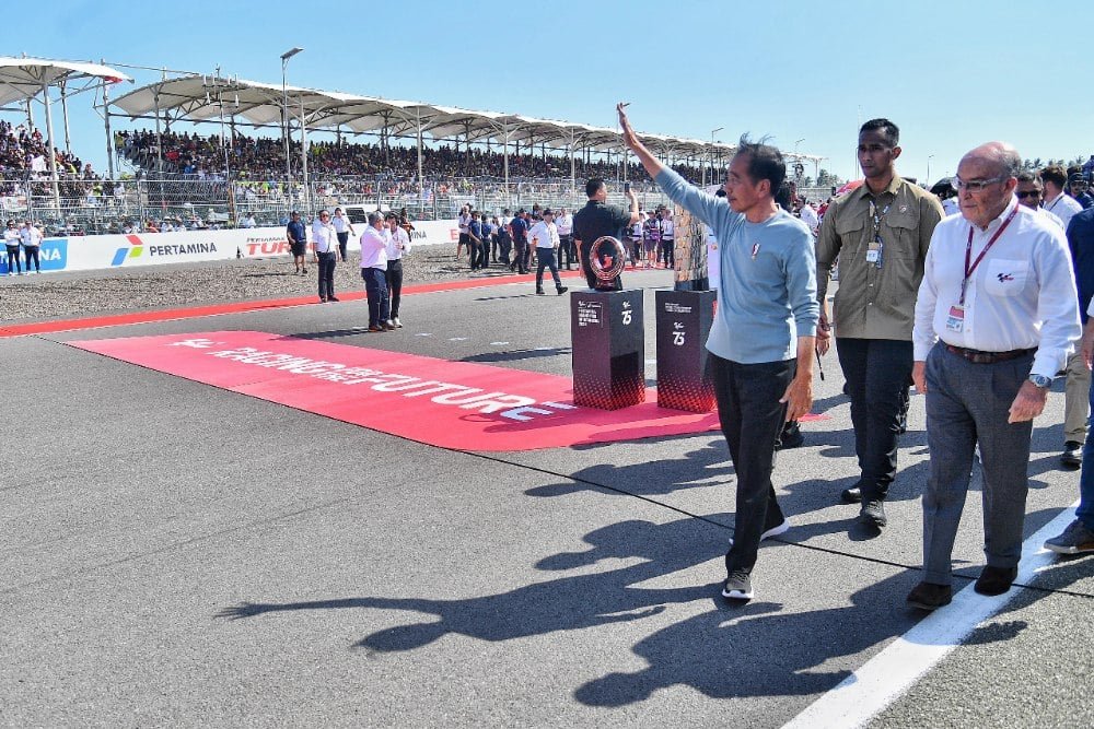 Jokowi Serahkan Piala MotoGP Mandalika 2024 ke Jorge Martin