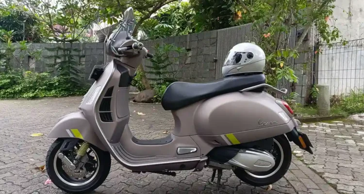 Vespa GTS 300, Skuter Ikonik dari Pontedera yang Selalu Terlihat “Naik Kelas”