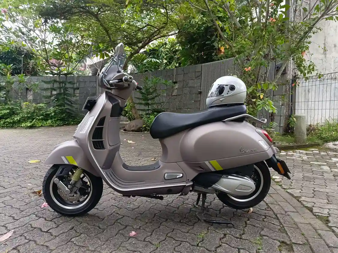 Vespa GTS 300, Skuter Ikonik dari Pontedera yang Selalu Terlihat “Naik Kelas”